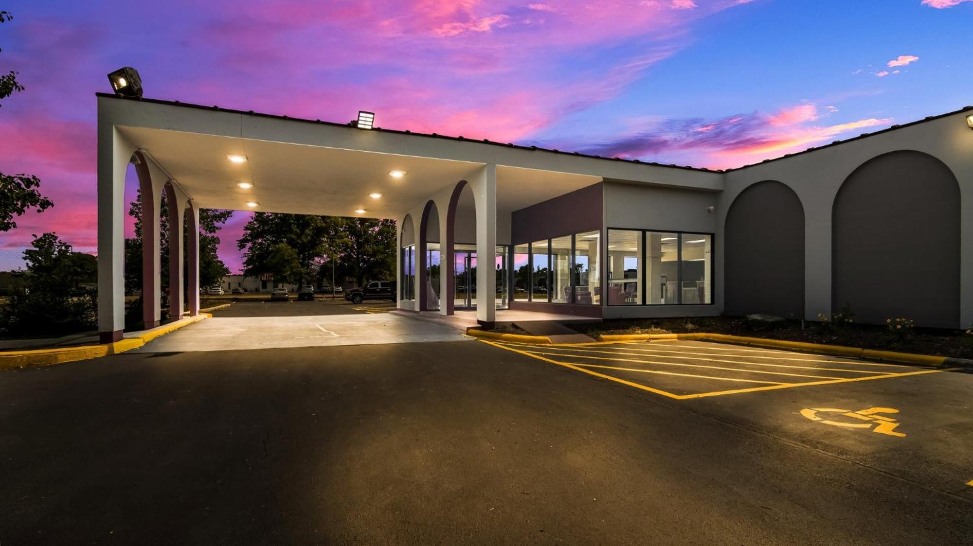 Hometowne Studios By Red Roof And Conference Center Chicago - N Aurora Naperville North Aurora ภายนอก รูปภาพ
