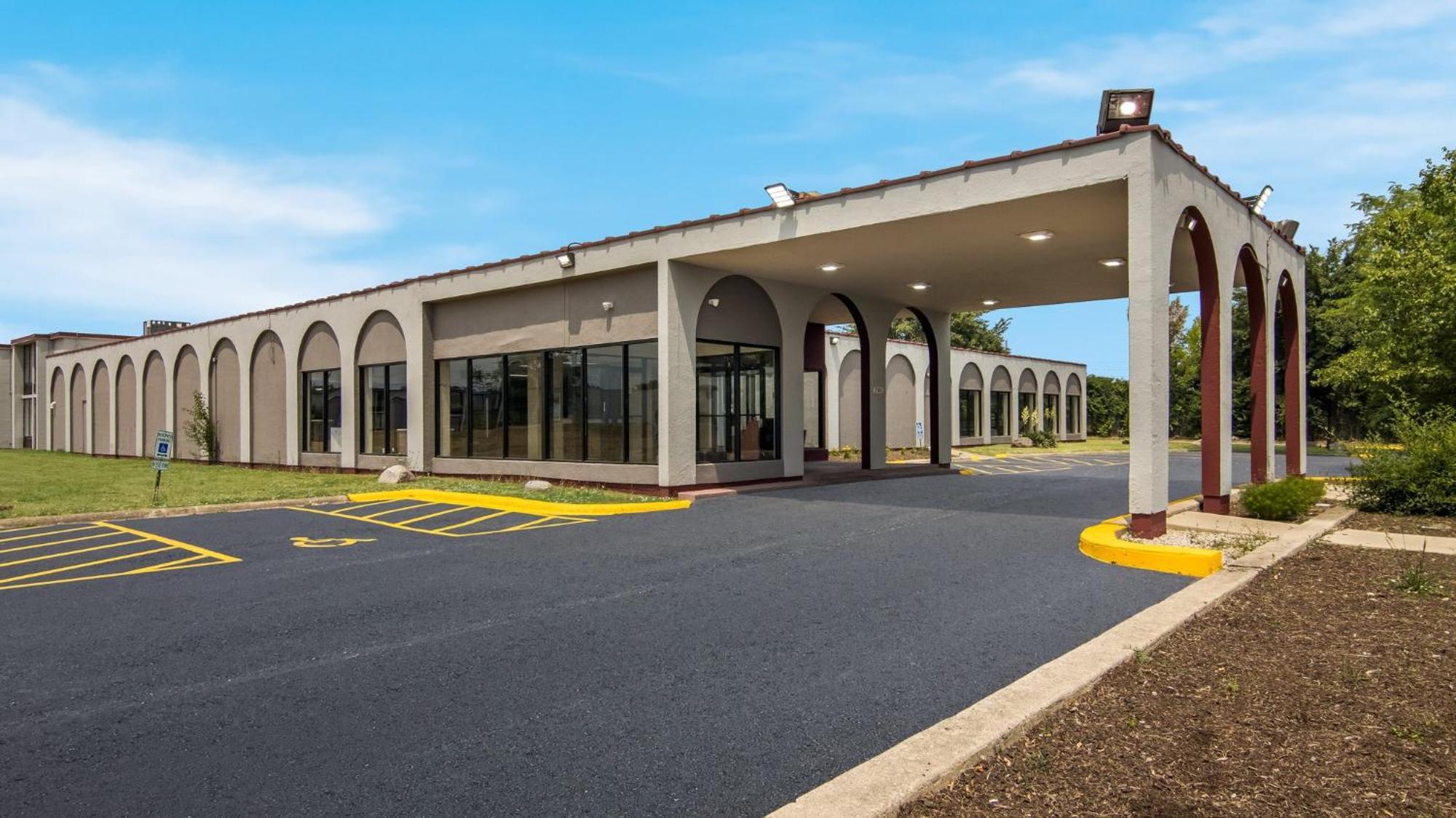 Hometowne Studios By Red Roof And Conference Center Chicago - N Aurora Naperville North Aurora ภายนอก รูปภาพ